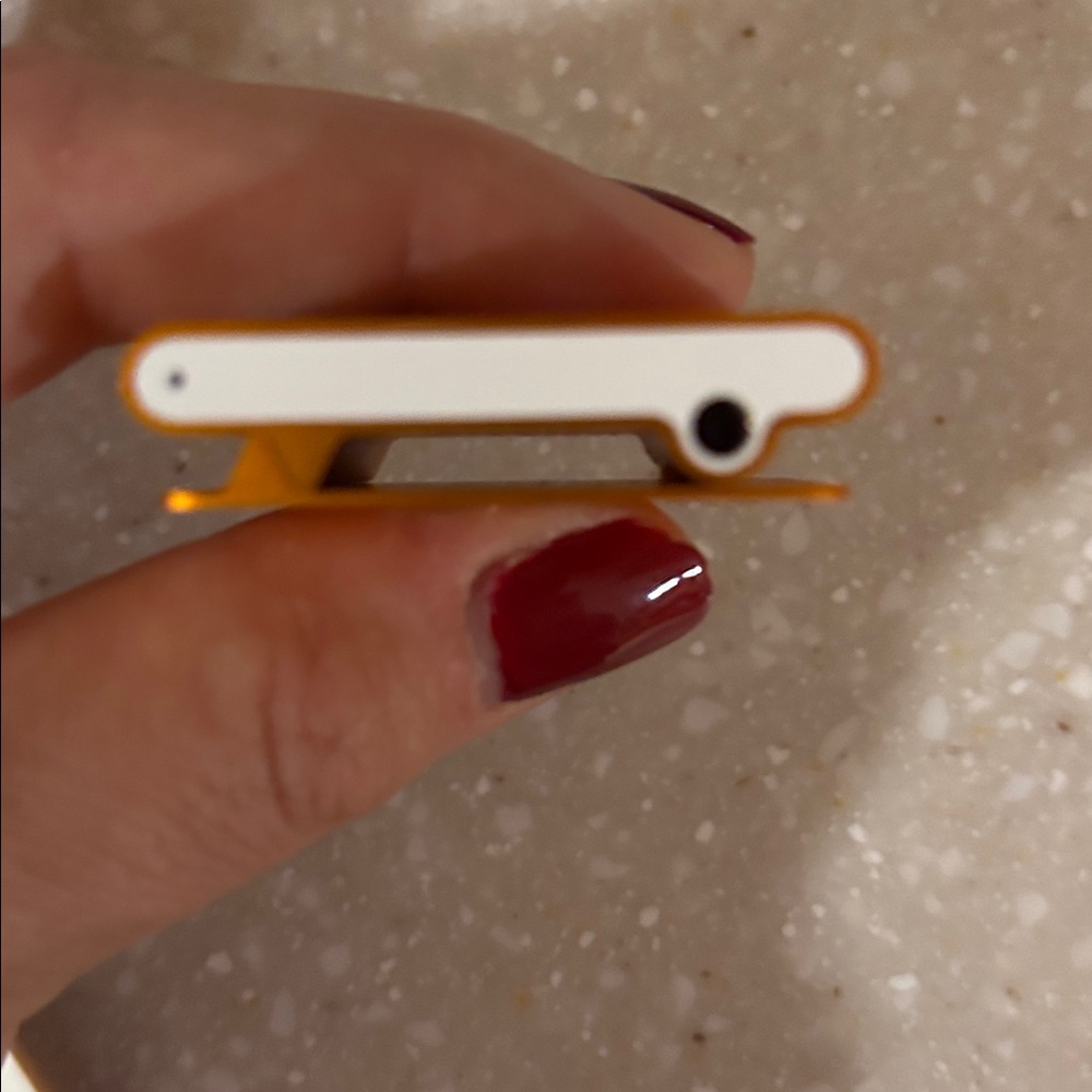 Orange apple iPod shuffle - Picture 3 of 8